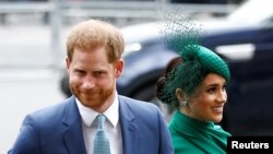 Pangeran Harry dan Meghan dari Inggris, Duchess of Sussex, tiba di Commonwealth Service tahunan di Westminster Abbey di London, Inggris 9 Maret 2020. (Foto: REUTERS/Henry Nicholls)