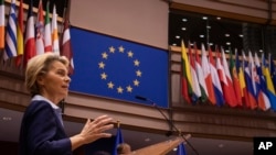Presiden Komisi Eropa Ursula von der Leyen berpidato di depan anggota parlemen Eropa pada sesi pleno di Parlemen Eropa di Brussels, Rabu, 16 Desember 2020. (Foto: AP)