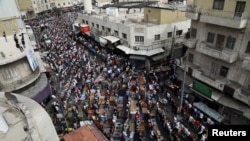 Muslimani na molitvi petkom dok se Jordanci okupljaju tokom protesta podrške Palestincima u Gazi, u Amanu, Jordan, 27. oktobra 2023. REUTERS/Alaa Al Sukhni