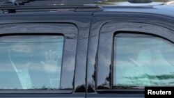 Donald Tramp ispred bolnice u kojoj se leči od Kovida 19, 4. oktobar 2020 (Foto: Rojters) 