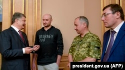 UKRAINE -- Ukrainian President Petro Poroshenko (L) speaks with Russian anti-Kremlin journalist Arkady Babchenko (2nd L), head of Ukraine's security service Vasyl Hrytsak (2nd R) and Prosecutor General Yuriy Lutsenko during a meeting in Kyiv, May 30 2018