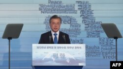 문재인 한국 대통령이 15일 서울 용산구 국립중앙박물관 열린마당에서 열린 제73주년 광복절 경축식에서 경축사를 하고 있다. 