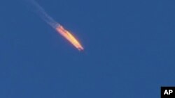 រូបថត​​ដែលថត​ចេញ​ពី​វីដេអូ​ឃ្លីប​របស់​ទូរទស្សន៍ Haberturk TV បង្ហាញ​ឲ្យ​ឃើញ​យន្តហោះចម្បាំង​របស់​រុស្ស៊ី​កំពុង​ឆេះ មុនពេល​វាផ្ទុះ​ឆេះ​នៅ​លើ​ភ្នំ​មួយ​ដែល​គេ​អាចមើល​ឃើញ​ពី​ខេត្ត​ Hatay ប្រទេស​តួកគី កាលពីថ្ងៃទី២៤ ខែវិច្ឆិកា ឆ្នាំ២០១៥។