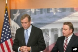 资料照：美国国会及行政当局中国委员会两主席：共和党众议员史密斯（右 Chris Smith）、民主党参议员默克利（左 Jeff Merkley）