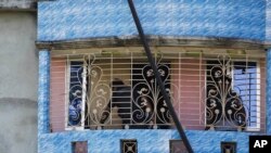 Polisi Bangladesh memeriksa sebuah rumah pasca penggerebekan di Narayanganj, pinggiran kota Dhaka, 27 Agustus 2016 (AP Photo).