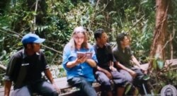 Dr. Birute Galdikas bersama beberapa karyawannya (foto courtesy: OFI).