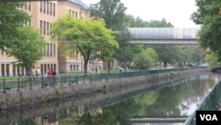 រូបឯកសារ​៖ សិស្សានុសិស្ស​នៃ​វិទ្យាល័យ Lowell កំពុង​ឈរ​ថតរូប​នៅ​ក្នុង​បរិវេណ​វិទ្យាល័យ Lowell កាលពី​ព្រឹក​ថ្ងៃសុក្រ ទី៩ ខែកញ្ញា ឆ្នាំ២០១៦។ (ទែន សុខស្រីនិត/VOA)