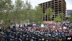 Eronliklar Saudiya Arabistoni elchixonasi oldida norozilik namoyishi o'tkazmoqda, Tehron, Eron, 11-aprel, 2015-yil.