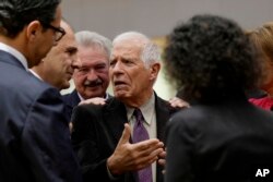 Kepala kebijakan luar negeri Uni Eropa Josep Borrell, tengah, berbicara dengan beberapa pejabat negara dalam pertemuan para menteri luar negeri Uni Eropa di Gedung Dewan Eropa di Brussels, Senin, 13 November 2023. (Foto: AP)