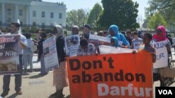 FILE - About 100 demonstrators chanted "Stop genocide in Darfur" and "Justice, justice for Darfur" outside the White House in Washington, D.C., April 16, 2016. (N. Taha/VOA)