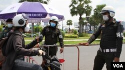 អាជ្ញាធរកំពុងរឹតបន្តឹងការធ្វើដំណើរក្នុងរាជធានីភ្នំពេញ ក្នុងអំឡុងពេលបិទខ្ទប់ក្នុងរាជធានីភ្នំពេញ ដើម្បីទប់ស្កាត់ការឆ្លងរាលដាលនៃជំងឺកូវីដ១៩ នៅថ្ងៃទី១៥ ខែមេសា ឆ្នាំ២០២១។ (កាន់ វិច្ឆិកា/វីអូអេ)