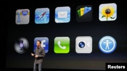 Scott Forstall, salah seorang eksekutif perusahaan software aplikasi menjelaskan mengenai aplikasi untuk iPhone (foto: dok).