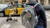 Seorang pemilik kucing membawa binatang piaraannya berjalan-jalan dengan ranselnya yang transparan (foto: ilustrasi). 
