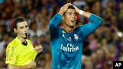 Cristiano Ronaldo du Real Madrid regrette d’avoir été infligé d’un carton rouge après avoir bousculé l’arbitre lors du match aller de la Supercoupe d’Espagne contre le FC Barcelone au stade Camp Nou, à Barcelone, 13 août 2017.