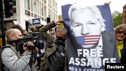 Para pengunjuk rasa melakukan aksi protes di luar Pengadilan Negeri Westminster di London, lokasi pendiri WikiLeaks, Julian Assange, diadili, 2 Mei 2019. 