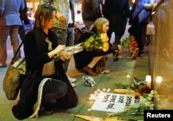 Žitelji San Franciska pred zgradom francuskog konzulata odaju počast žrtvama terorističkih napada u Parizu