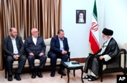 العاروری و رهبران حماس در ملاقات با علی خامنه‌ای، رهبر جمهوری اسلامی