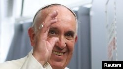 Paus Fransiskus tiba di Roma dari Asuncion, Paraguay (13/7). 