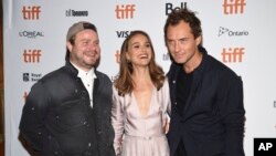 Penulis/sutradara Brady Corbet (dari kiri), dan aktris Natalie Portman dan Jude Law menghadiri pemutaran perdana “Vox Lux” pada hari kedua Festival Film Internasional Toronto di Elgin Theatre, Toronto, 7 September 2018.