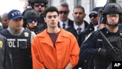 Luiđi Manđone u pratnji policije u Njujorku, 19. decembar 2024. (AP Photo/Pamela Smith)