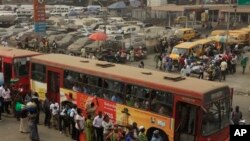 Fasinjoji na shiga motar haya ta bas a jahar Legas