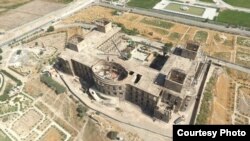 نمای از قصر دارالامان پس از پاکسازی و ماین پاکی محوطۀ داخلی قصر.