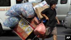 Čovek sa plastičnim bocama u Bangkoku na Tajlandu