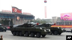 Rudal Korea Utara di atas truk pada peringatan dirgahayu Partai Pekerja yang berkuasa. Pyongyang, Korea Utara. (dok.)