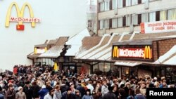 ARHIVA - Stotine građana Sovjetskog Saveza ispred prvog Mekdonaldsovog restorana u Moskvi, 31. januara 1990. (Foto: Reuters)