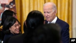 ประธานาธิบดีโจ ไบเดน และผู้เเทนการค้าสหรัฐฯเเคเธอรีน ไท เมื่อวันที่ 8 พ.ค. 2023 (AP Photo/Susan Walsh)