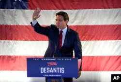Florida shtati gubernatori Ron Desantis prezidentlikka saylanish umidida. Respublikachilar orasidagi poygada u sobiq prezident Donald Trampdan keyingi o'rinda.