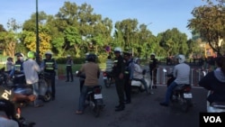 ស្ថានភាពចរាចរណ៍នៅផ្លូវព្រះសីុសុវត្ថិ ទល់មុខរូបសំណាកសម្តេច ជូន⁣ ណាត នៅរាជធានីភ្នំពេញ នៅព្រឹកថ្ងៃព្រហស្បតិ៍ ទី១៦ ខែវិច្ឆិកា។