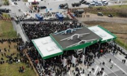 Migran dari Timur Tengah dan tempat lain berkumpul di pos pemeriksaan "Kuznitsa" di perbatasan Belarus-Polandia dekat Grodno, Belarus, Senin, 15 November 2021. (AP)