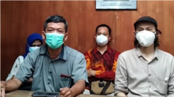 Dari kiri ke kanan: Tri Wahyu KH (ICM), Eko Riyadi (Pusham UII) dan Yogi Zul Fadhli (LBH Yogya) memberikan keterangan terkait serangan molotov di kantor LBH Yogya. (Foto: VOA/Nurhadi)
