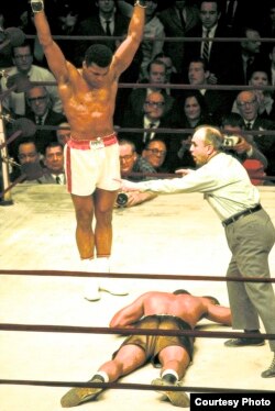 លោក Muhammad Ali បានវាយ​ឈ្នះ​កីឡាករ Zora Folley ឲ្យ​សន្លប់កាលពី​ឆ្នាំ១៩៦៧។ (រូបថត​ផ្តល់​ឲ្យ​ដោយ​ George Kalinsky)