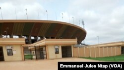  L'une des entrées du stade omnisports de Yaoundé, l'un des sites retenus pour abriter la CAN 2019 au Cameroun, le 15 août 2017. (VOA/Emmanuel Jules Ntap)