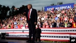 Ish-Presidenti Trump gjatë një takimi në Sarasota, 3 korrik 2021