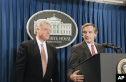 지난 1994년 10월 18일 빌 클린턴 미국 대통령이 백악관에서 북한과의 제네바 합의 사실을 발표한 후, 미국 측 협상대표였던 로버트 갈루치 국무부 차관보가 기자들의 질문에 답하고 있다.