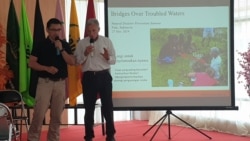 Profesor Ronald Albert Harris (kanan), peneliti dan ahli geologi dari Brigham Young University Amerika Serikat saat berbicara dalam seminar nasional geologi di Institut Agama Islam Negeri (IAIN) Palu, Sulawesi Tengah. (27/11) (VOA/Yoanes Litha)