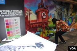 Graffiti artists create a mural with lead-free paint at the UN Environment Assembly in Nairobi, May 27, 2016. (A. Yee/VOA)