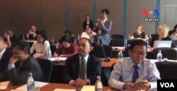 អ្នក​ជំនាញ​ធ្វើការ​លើ​គម្រោង​ទប់ស្កាត់​ការ​សម្លាប់​រង្គាល និង​អំពើ​ប្រល័យ​ពូជសាសន៍ បាន​មក​ជួបជុំ​គ្នា​នៅ​ក្នុង​ទីក្រុង​បាងកក ប្រទេសថៃ ដើម្បី​ចែក​រំលែក​បទ​ពិសោធន៍​ការងារ​របស់​ពួកគេ ដែល​បាន​ធ្វើ​កន្លង​មក និង​ផែនការ​សម្រាប់​អនាគត​កាល​ពី​ថ្ងៃ​ពុធ ទី៤ ខែ​វិច្ឆិកា ឆ្នាំ​២០១៥។ (ហ៊ុល រស្មី/VOA Khmer)