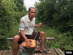 លោក ភាជ ទុំ អាយុ​៥២ឆ្នាំ ជាអ្នក​បើក​ណូរី​ទេសចរណ៍​ក្នុង​ខេត្ត​បាត់ដំបង អស់រយៈ​ពេល​ជិត​២០ឆ្នាំ​ ហើយ​ភរិយា​របស់​លោក​ក៏​ជា​អ្នក​លក់ដូរ​ភេសជ្ជៈ នំ​ចំណី​នៅ​កន្លែង​ជិះ​ណូរី​ផង​ដែរ។ (ស៊ុន ណារិន/VOA)