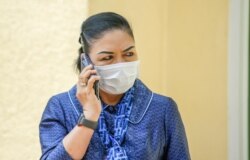 លោកស្រី​ យក់​ សម្បត្តិ​ រដ្ឋលេខាធិការក្រសួង​សុខាភិបាល​ មាន​វត្តមាន​នៅ​មន្ទីរពេទ្យ​កាល់ម៉ែត្រ ខណៈ​នាយករដ្ឋ​មន្ត្រី​កម្ពុជា ទទួល​ការ​ចាក់​វ៉ាក់សាំង​កូវីដ១៩ របស់​ក្រុមហ៊ុន AstraZeneca នៅភ្នំពេញ​ ថ្ងៃទី៤​ ខែមីនា​ ឆ្នាំ២០២១។​ (ហ៊ាន សុជាតា/​វីអូអេ)