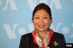 លោកស្រី​ សុទ្ធី ហៃដ្ឋ​ ភរិយាឯកអគ្គរដ្ឋទូតសហរដ្ឋអាមេរិក​ប្រចាំ​កម្ពុជា​ លោក​ វីលៀម ហៃដ្ឋ ​ផ្តល់​បទសម្ភាសន៍​ជាមួយ​នឹង​ VOA នៅ​រដ្ឋធានី​វ៉ាស៊ីនតោន​ កាល​ពីថ្ងៃ​ពុធ ទី​២៦ ខែ​កក្កដា ឆ្នាំ​២០១៧។ (ណឹម សុភ័ក្រ្តបញ្ញា/VOA)