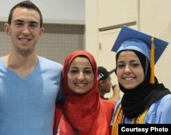 23 yoshli talaba Dea Barakat, rafiqasi 21 yoshli Yusor Abu Salha va uning singlisi 19 yoshli Razan Abu Salha.