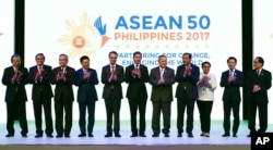 ASEAN Foreign Ministers applaud at the opening ceremony of the 50th ASEAN Foreign Ministers Meeting at the Philippine International Convention Center, Aug. 5, 2017 in suburban Pasay city, south of Manila, Philippines.