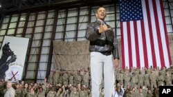 바락 오바마 미국 대통령이 25일, 아프가니스탄의 바그람 공군기지를 방문하고, 현지 미군 병사들을 격려하고 있다.