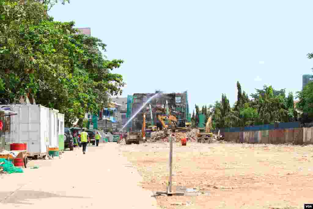 សកម្មភាព​នៃ​ការ​វាយកម្ទេច​អគារប៊ូឌីញ​ ឬ​ "អគារ ស​" ដែល​ជិត​ដល់ទី​បញ្ចប់ ​ក្នុង​រាជធានី​ភ្នំពេញ​ នាថ្ងៃទី​២៤​ ខែសីហា​ ឆ្នាំ២០១៧។ ​អគារ​ប៊ូឌីញ​ កសាង​ឡើង​ក្នុង​អំឡុង​ឆ្នាំ១៩៦០​ ហើយ​អគារ​នេះ​ចាប់ផ្តើម​វាយកម្ទេច​នា​ខែ​ កក្កដា​ ឆ្នាំ​២០១៧។ (ហ៊ាន សុជាតា/VOA)