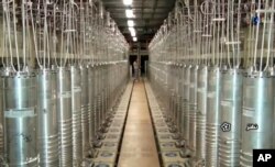 Berbagai mesin sentrifus berjejer di di Fasilitas Pengayaan Uranium Natanz, 322 km selatan ibu kota Teheran, Iran, 11 April 2021. (Foto: via AP)