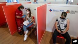 Warga usia muda di Italia menunggu untuk menerima vaksinasi massal COVID-19 di Roma (foto: dok). 